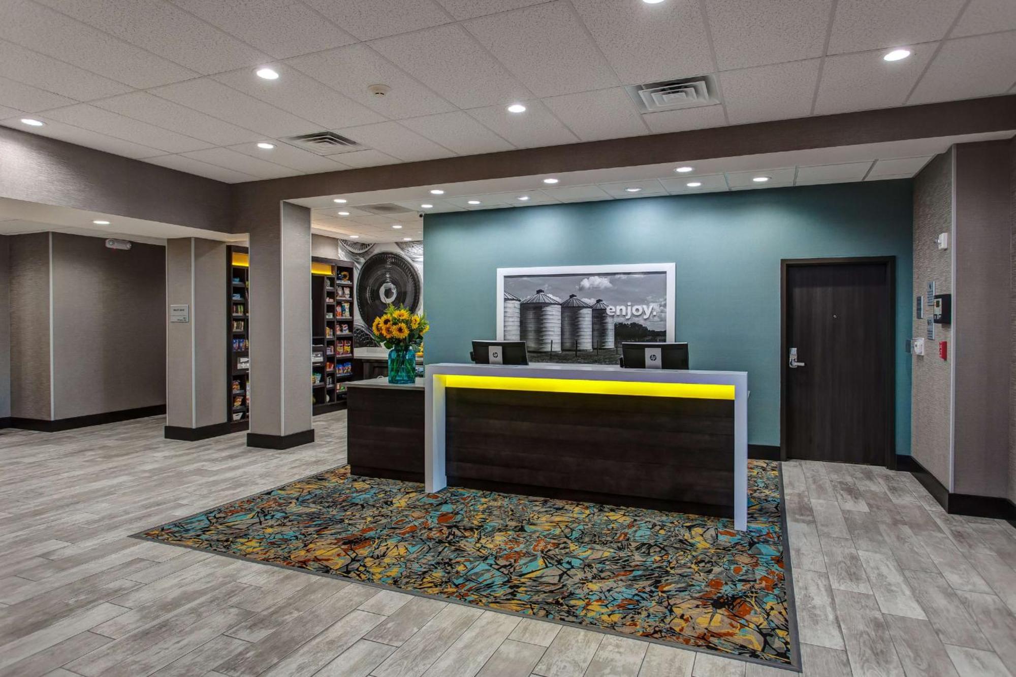 Hampton Inn & Suites-Wichita/Airport, Ks Екстериор снимка